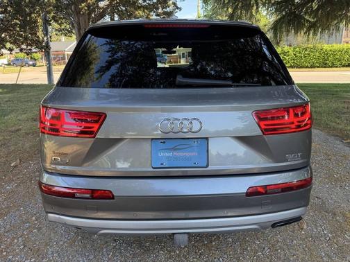 Graphite Gray Metallic 2017 Audi Q7 3.0T Premium