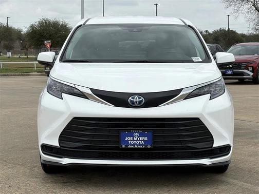 2025 Toyota Sienna LE