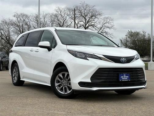 2025 Toyota Sienna LE