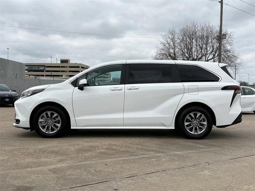 2025 Toyota Sienna LE