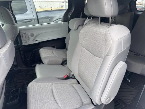 2025 Toyota Sienna LE
