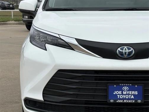 2025 Toyota Sienna LE