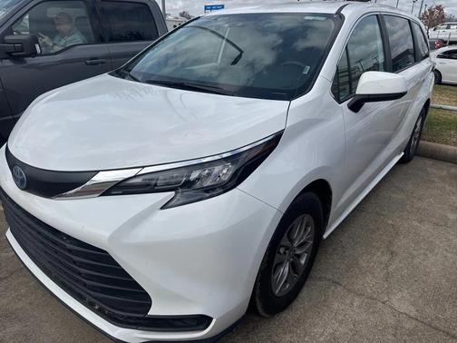 2025 Toyota Sienna LE