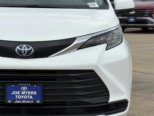 2025 Toyota Sienna LE