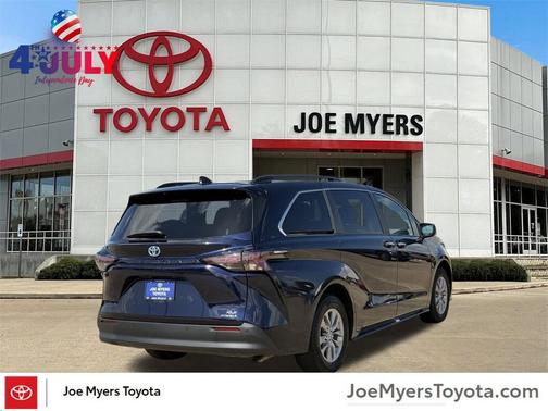 2024 Toyota Sienna XLE 8 Passenger