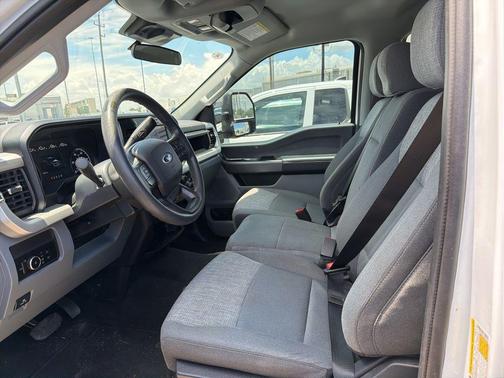 Oxford White 2025 Ford F-250 XLT