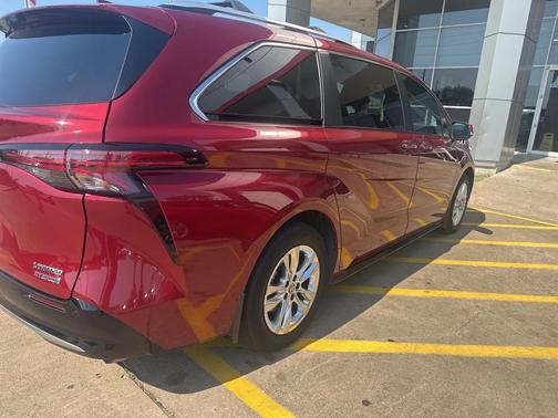 2022 Toyota Sienna Limited 7-Passenger