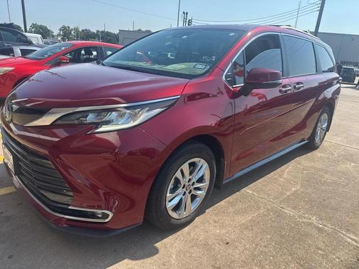 2022 Toyota Sienna Limited 7-Passenger