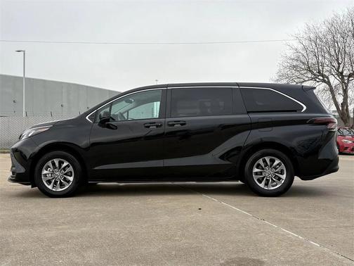 2025 Toyota Sienna LE