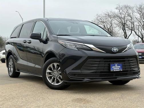 2025 Toyota Sienna LE