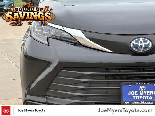 2025 Toyota Sienna LE