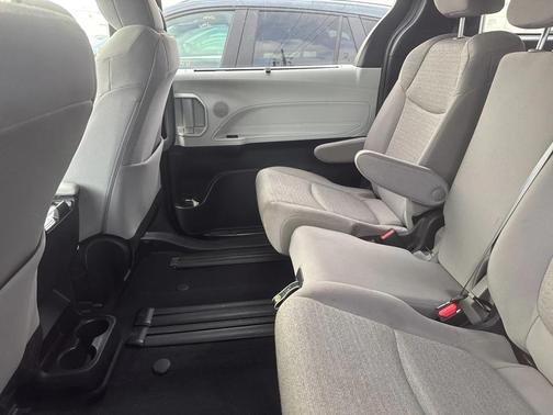 2025 Toyota Sienna LE