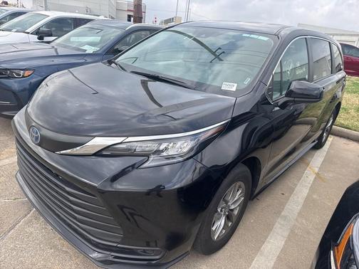 2025 Toyota Sienna LE
