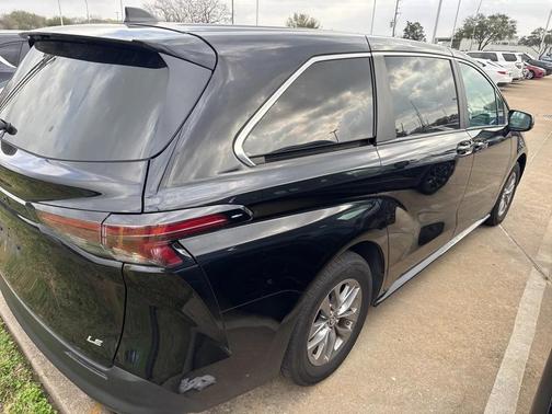 2025 Toyota Sienna LE