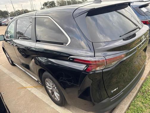 2025 Toyota Sienna LE