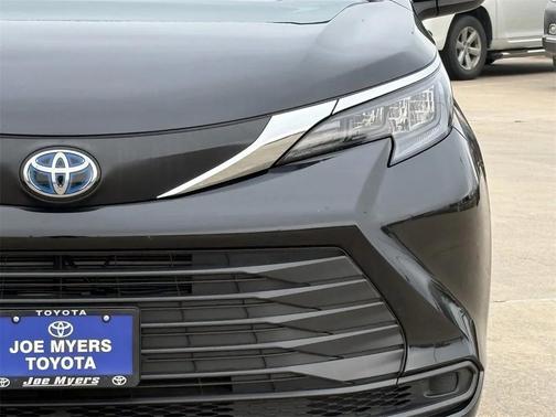 2025 Toyota Sienna LE