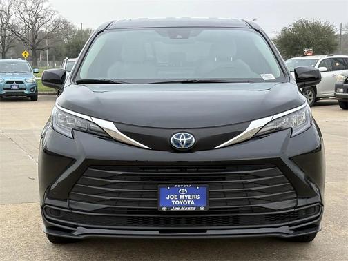 2025 Toyota Sienna LE