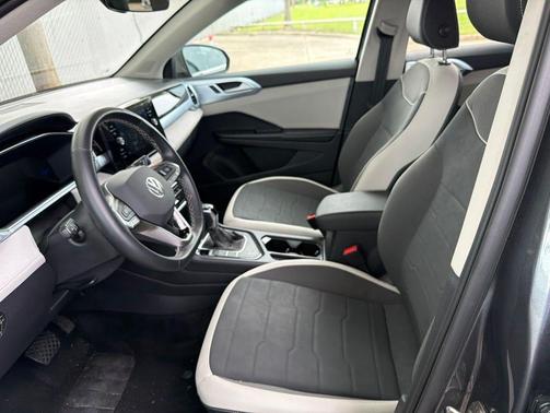 Monument Gray 2025 Volkswagen Taos 1.5T SE