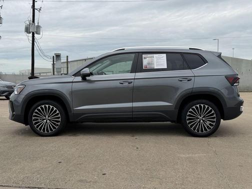 Monument Gray 2025 Volkswagen Taos 1.5T SE