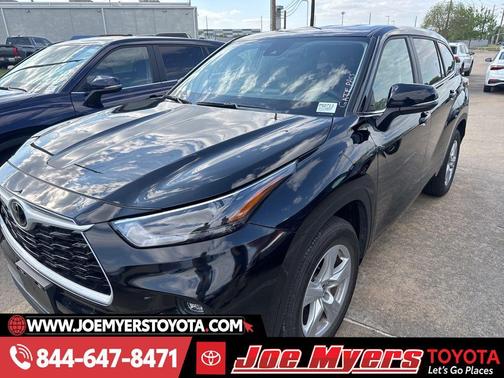 Midnight Black Metallic 2025 Toyota Highlander LE