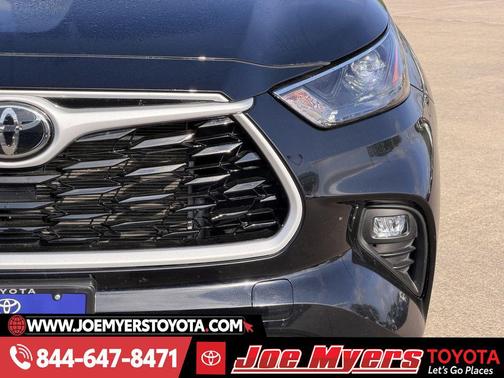 Midnight Black Metallic 2025 Toyota Highlander LE