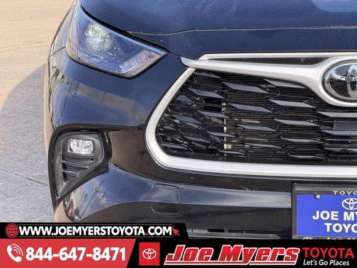 Midnight Black Metallic 2025 Toyota Highlander LE
