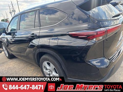 Midnight Black Metallic 2025 Toyota Highlander LE