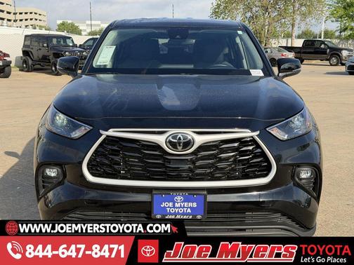 Midnight Black Metallic 2025 Toyota Highlander LE