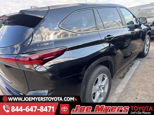 Midnight Black Metallic 2025 Toyota Highlander LE