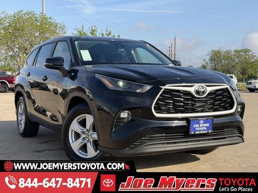 Midnight Black Metallic 2025 Toyota Highlander LE