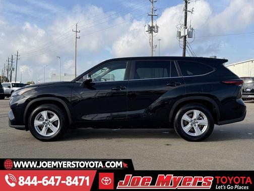 Midnight Black Metallic 2025 Toyota Highlander LE