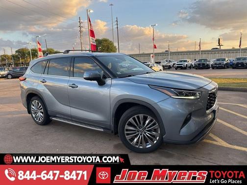 Moon Dust 2023 Toyota Highlander Platinum