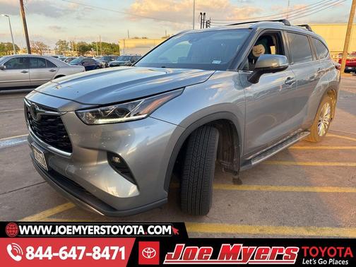 Moon Dust 2023 Toyota Highlander Platinum