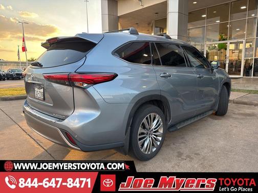 Moon Dust 2023 Toyota Highlander Platinum