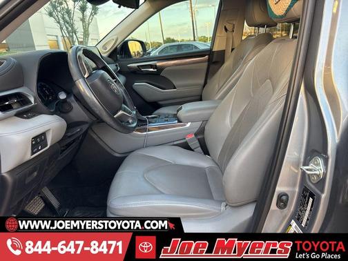 Moon Dust 2023 Toyota Highlander Platinum