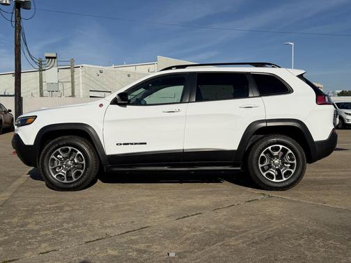 Bright White Clearcoat 2023 Jeep Cherokee Trailhawk
