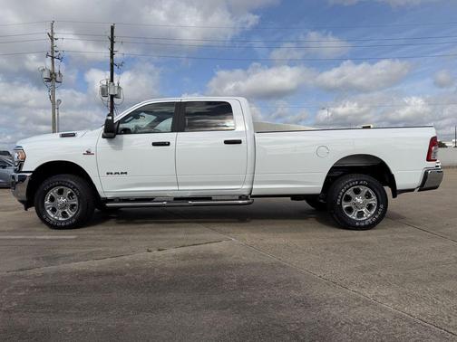 Bright White Clearcoat 2024 RAM 2500 Big Horn Crew Cab 4x4 8' Box