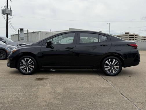 Super Black Metallic 2025 Nissan Versa 1.6 SV