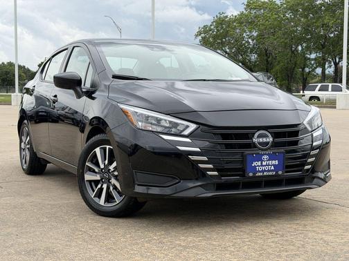 Super Black Metallic 2025 Nissan Versa 1.6 SV