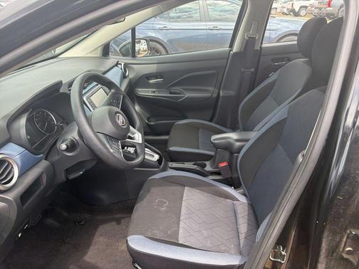 Super Black Metallic 2025 Nissan Versa 1.6 SV