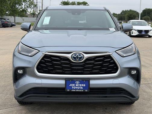 Moon Dust 2023 Toyota Highlander Hybrid LE