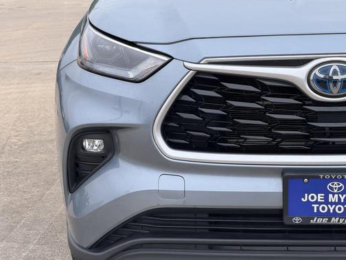 Moon Dust 2023 Toyota Highlander Hybrid LE