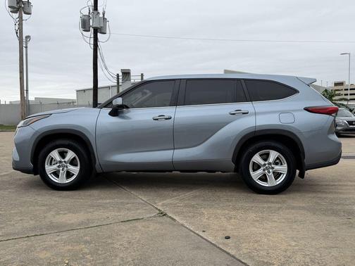 Moon Dust 2023 Toyota Highlander Hybrid LE