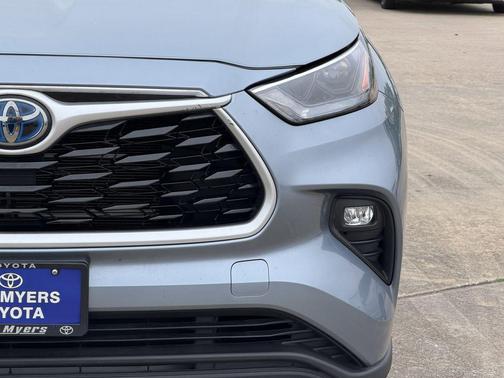 Moon Dust 2023 Toyota Highlander Hybrid LE