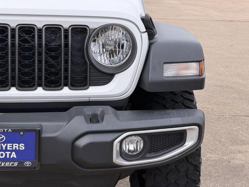 Bright White Clearcoat 2024 Jeep Gladiator Sport