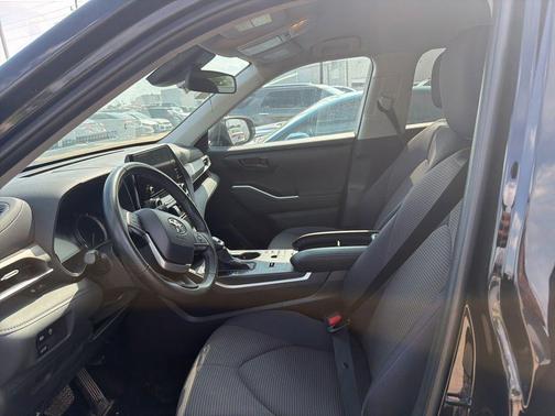 Midnight Black Metallic 2025 Toyota Highlander LE