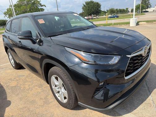 Midnight Black Metallic 2025 Toyota Highlander LE