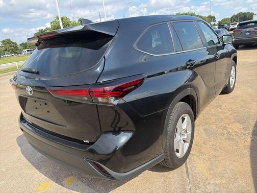 Midnight Black Metallic 2025 Toyota Highlander LE