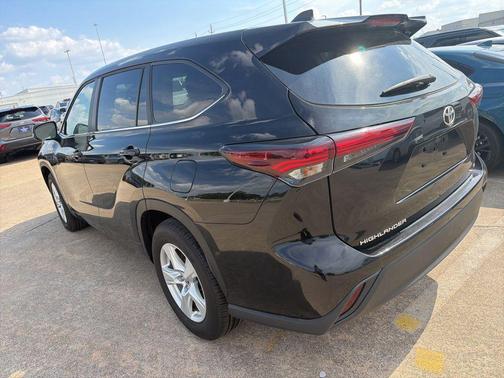 Midnight Black Metallic 2025 Toyota Highlander LE