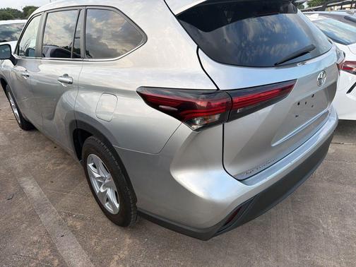 Celestial Silver Metallic 2024 Toyota Highlander LE